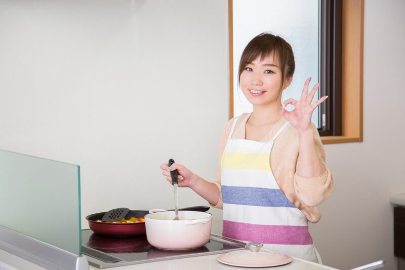 料理する女性