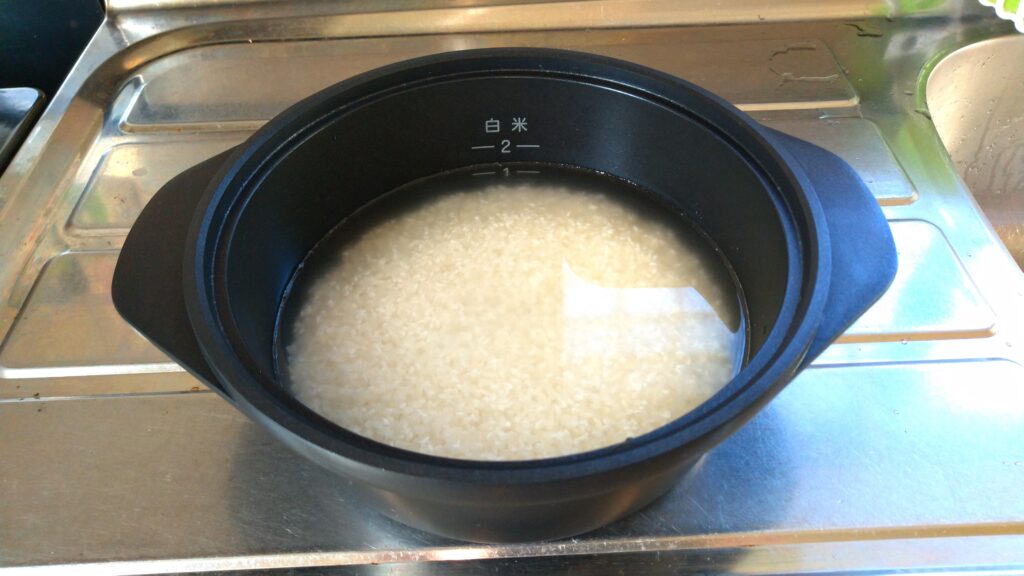 米と水を炊飯釜に入れて浸水